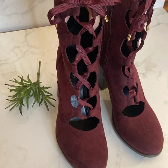 New Indigo Rd. Dark Red Lace up Fabric Booties Boots Ankle 9 Winter Fall Preppy - Picture 4 of 7